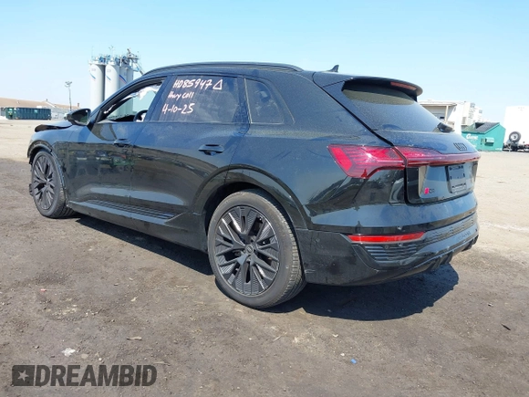 2024 Audi Q8 e-tron Prestige z VIN WA16ABGE6RB005963, wystawiony jako IAAI lot #42067970 z przebiegiem 7 113 mil mil oraz . Historia ofert i sprzedaży dostępna na DreamBid. Obrazek 3.