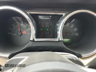 2007 Ford Mustang Deluxe z VIN 1ZVHT80N075308557, wystawiony jako Copart lot #58405905 z przebiegiem 132 271 mil mil oraz Czysty tytuł • Clean title. Historia ofert i sprzedaży dostępna na DreamBid. Obrazek 9.