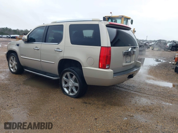 2008 Cadillac Escalade with VIN 1GYEC63818R151366, listed as a IAAI auction lot 41563949 with 272,163 mi miles. Bid and sale history available at carsss.com. Image 3.