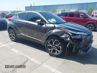 2020 Toyota C-HR LE z VIN JTNKHMBX2L1070998, wystawiony jako IAAI lot #42172844 z przebiegiem 49 515 mil mil oraz . Historia ofert i sprzedaży dostępna na DreamBid. Obrazek 1.