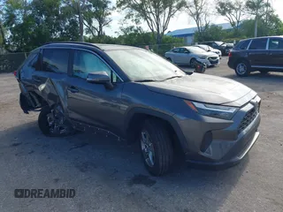 2022 Toyota RAV4 XLE z VIN 2T3W1RFV2NC203832, wystawiony jako IAAI lot #42537800 z przebiegiem 96 560 mil mil oraz . Historia ofert i sprzedaży dostępna na DreamBid. Obrazek 1.
