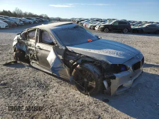 2014 BMW M5 z VIN WBSFV9C57ED593159, wystawiony jako Copart lot #87475634 z przebiegiem Nie podano mil oraz Szkody całkowita. Historia ofert i sprzedaży dostępna na DreamBid. Obrazek 4.