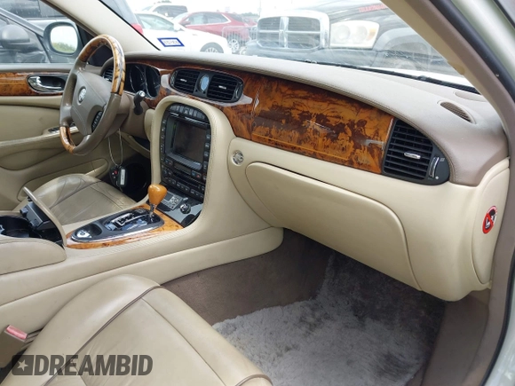 2007 Jaguar XJ Vanden Plas with VIN SAJWA82B77SH16109, listed as a IAAI auction lot 42749658 with 185,772 mi miles and . Bid and sale history available at DreamBid. Image 5.