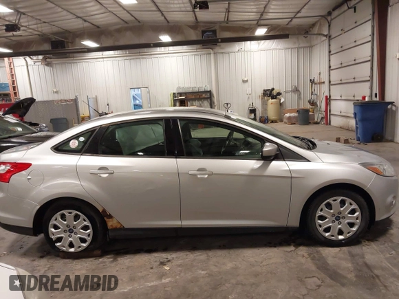 2012 Ford Focus SE z VIN 1FAHP3F21CL463704, wystawiony jako IAAI lot #42246436 z przebiegiem 234 474 mil mil oraz . Historia ofert i sprzedaży dostępna na DreamBid. Obrazek 14.