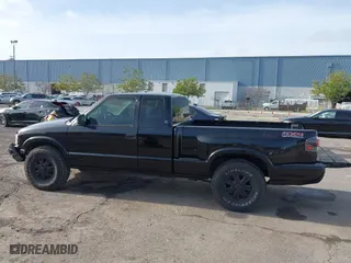 2001 GMC Sonoma SLS w/1SH Pkg with VIN 1GTDT19W018197275, listed as a IAAI auction lot 41604084 with 157,102 mi miles. Bid and sale history available at carsss.com. Image 15.