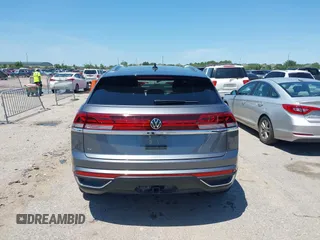 2024 Volkswagen Atlas SE z VIN 1V2JE2CA2RC217260, wystawiony jako IAAI lot #42178259 z przebiegiem 30 640 mil mil oraz . Historia ofert i sprzedaży dostępna na DreamBid. Obrazek 16.