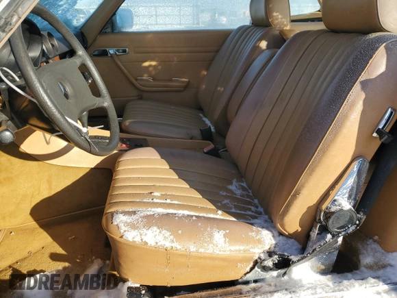 1985 Mercedes-Benz 380 z VIN WDBBA45C1FA026172, wystawiony jako Copart lot #44573545 z przebiegiem 149 808 mil mil oraz Szkoda całkowita • Salvage title. Historia ofert i sprzedaży dostępna na DreamBid. Obrazek 7.