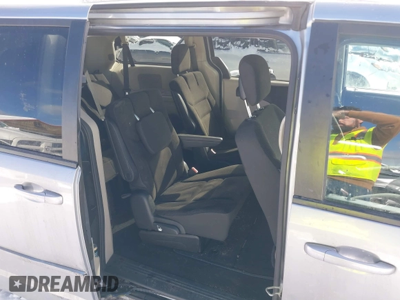 2017 Dodge Grand Caravan SE Plus z VIN 2C4RDGBG7HR789747, wystawiony jako IAAI lot #41289595 z przebiegiem 89 577 mil mil oraz . Historia ofert i sprzedaży dostępna na DreamBid. Obrazek 8.