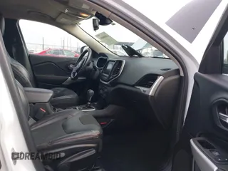 2018 Jeep Cherokee Trailhawk z VIN 1C4PJMBX8JD525945, wystawiony jako IAAI lot #41008604 z przebiegiem 111 086 mil mil oraz . Historia ofert i sprzedaży dostępna na DreamBid. Obrazek 5.