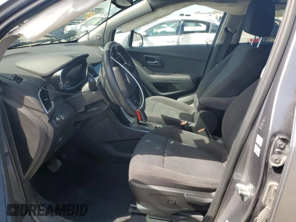 2020 Chevrolet Trax LS z VIN 3GNCJNSB9LL164044, wystawiony jako Copart lot #51058005 z przebiegiem 60 879 mil mil oraz Szkoda całkowita • Salvage title. Historia ofert i sprzedaży dostępna na DreamBid. Obrazek 7.