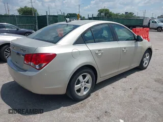 2014 Chevrolet Cruze 1LT z VIN 1G1PC5SB3E7267089, wystawiony jako IAAI lot #42723689 z przebiegiem 113 529 mil mil oraz . Historia ofert i sprzedaży dostępna na DreamBid. Obrazek 4.