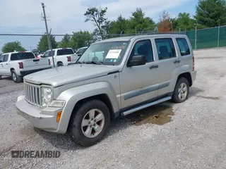 2009 Jeep Liberty Sport z VIN 1J8GN28K09W553011, wystawiony jako IAAI lot #42376108 z przebiegiem 187 806 mil mil oraz . Historia ofert i sprzedaży dostępna na DreamBid. Obrazek 2.