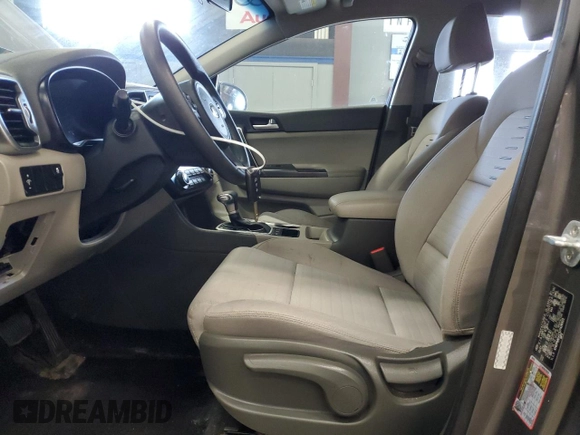 2018 Kia Sportage LX z VIN KNDPMCAC5J7426921, wystawiony jako Copart lot #57848805 z przebiegiem 128 089 mil mil oraz Czysty tytuł • Clean title. Historia ofert i sprzedaży dostępna na DreamBid. Obrazek 7.