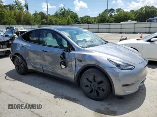 2024 Tesla Model Y Long Range z VIN 7SAYGDEE7RA308338, wystawiony jako Copart lot #61137375 z przebiegiem 19 501 mil mil oraz Szkoda całkowita • Salvage title. Historia ofert i sprzedaży dostępna na DreamBid. Obrazek 4.