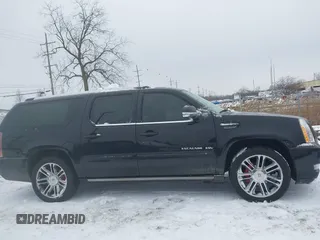 2012 Cadillac Escalade ESV Premium z VIN 1GYS4JEF0CR310045, wystawiony jako IAAI lot #41332306 z przebiegiem 166 676 mil mil oraz . Historia ofert i sprzedaży dostępna na DreamBid. Obrazek 13.