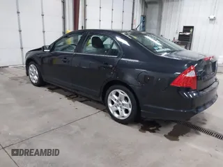 2010 Ford Fusion SE z VIN 3FAHP0HA5AR376700, wystawiony jako IAAI lot #42260240 z przebiegiem 98 509 mil mil oraz . Historia ofert i sprzedaży dostępna na DreamBid. Obrazek 3.