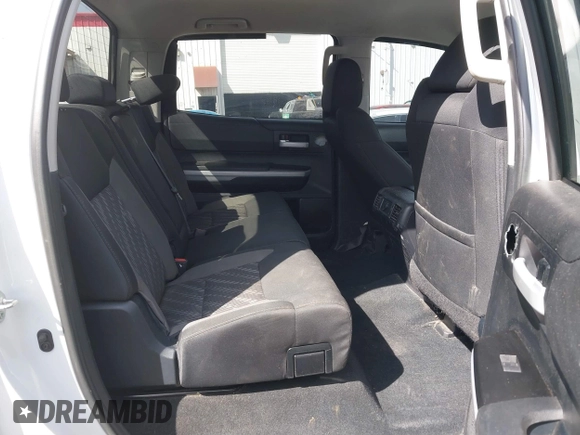 2018 Toyota Tundra 2WD SR5 with VIN 5TFEY5F12JX229395, listed as a IAAI auction lot 41860401 with 211,706 mi miles. Bid and sale history available at carsss.com. Image 8.
