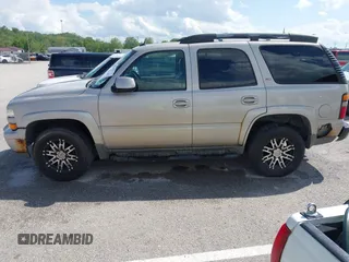 2005 Chevrolet Tahoe LT z VIN 1GNEK13T35R196103, wystawiony jako IAAI lot #42053184 z przebiegiem 326 536 mil mil oraz . Historia ofert i sprzedaży dostępna na DreamBid. Obrazek 6.