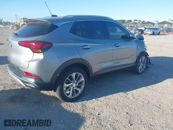 2023 Buick Encore GX Essence z VIN KL4MMFSL5PB124516, wystawiony jako IAAI lot #41293629 z przebiegiem 7 412 mil mil oraz . Historia ofert i sprzedaży dostępna na DreamBid. Obrazek 4.