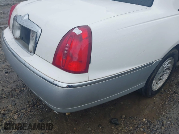 1999 Lincoln Town Car Signature z VIN 1LNHM82W5XY677222, wystawiony jako IAAI lot #41861916 z przebiegiem 207 900 mil mil oraz . Historia ofert i sprzedaży dostępna na DreamBid. Obrazek 14.