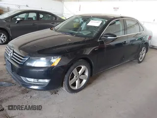 2015 Volkswagen Passat Limited Edition Edition z VIN 1VWAT7A36FC103702, wystawiony jako IAAI lot #42333507 z przebiegiem 174 729 mil mil oraz . Historia ofert i sprzedaży dostępna na DreamBid. Obrazek 2.