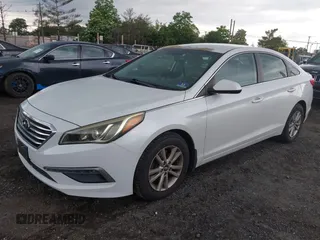 2015 Hyundai Sonata SE z VIN 5NPE24AFXFH236452, wystawiony jako IAAI lot #42386744 z przebiegiem 136 049 mil mil oraz . Historia ofert i sprzedaży dostępna na DreamBid. Obrazek 2.