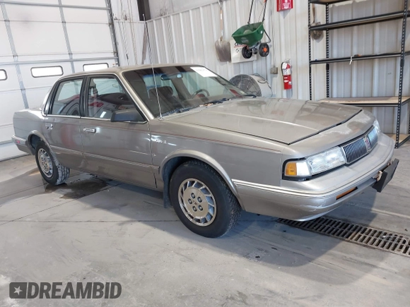 1996 Oldsmobile Cutlass Ciera 1SA VX5 z VIN 1G3AJ55M7T6328219, wystawiony jako IAAI lot #41663474 z przebiegiem 124 853 mil mil oraz . Historia ofert i sprzedaży dostępna na DreamBid. Obrazek 1.