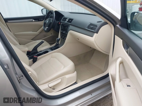 2014 Volkswagen Passat SE z VIN 1VWBN7A3XEC022098, wystawiony jako IAAI lot #42130334 z przebiegiem 88 433 mil mil oraz . Historia ofert i sprzedaży dostępna na DreamBid. Obrazek 5.