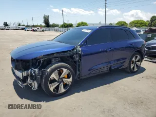 2022 Audi e-tron Premium Plus z VIN WA1LAAGE8NB019712, wystawiony jako Copart lot #57022545 z przebiegiem 27 718 mil mil oraz Szkody całkowita. Historia ofert i sprzedaży dostępna na DreamBid. Obrazek 1.