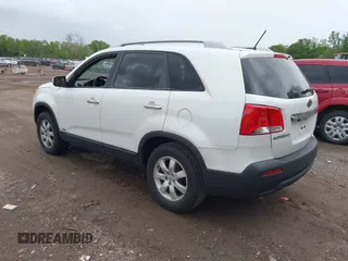 2012 Kia Sorento LX z VIN 5XYKTCA66CG225672, wystawiony jako IAAI lot #42332631 z przebiegiem 137 760 mil mil oraz . Historia ofert i sprzedaży dostępna na DreamBid. Obrazek 3.