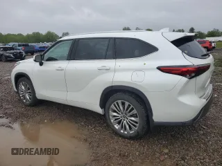 2022 Toyota Highlander Platinum z VIN 5TDFZRBH0NS190765, wystawiony jako Copart lot #57772435 z przebiegiem 33 939 mil mil oraz Szkoda całkowita • Salvage title. Historia ofert i sprzedaży dostępna na DreamBid. Obrazek 2.