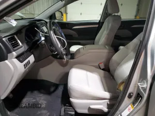 2018 Toyota Highlander LE z VIN 5TDBZRFH5JS889246, wystawiony jako Copart lot #57816195 z przebiegiem 50 747 mil mil oraz Szkoda całkowita • Salvage title. Historia ofert i sprzedaży dostępna na DreamBid. Obrazek 7.