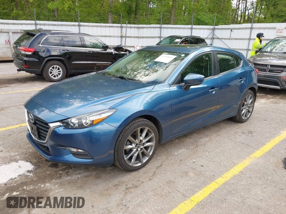 2018 Mazda 3 Touring z VIN 3MZBN1L38JM235604, wystawiony jako IAAI lot #42333995 z przebiegiem 69 541 mil mil oraz . Historia ofert i sprzedaży dostępna na DreamBid. Obrazek 17.