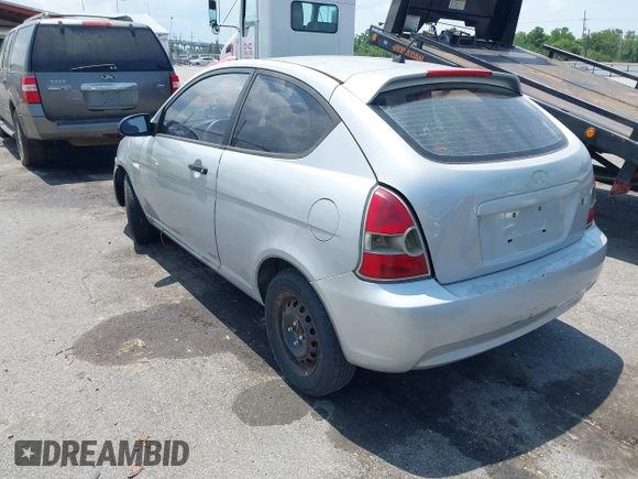2008 Hyundai Accent GS z VIN KMHCM36C98U066163, wystawiony jako IAAI lot #42410152 z przebiegiem 196 656 mil mil oraz . Historia ofert i sprzedaży dostępna na DreamBid. Obrazek 3.