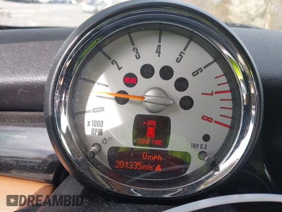 2012 MINI Hardtop with VIN WMWSU3C53CT185697, listed as a IAAI auction lot 41761981 with 201,335 mi miles and . Bid and sale history available at DreamBid. Image 7.