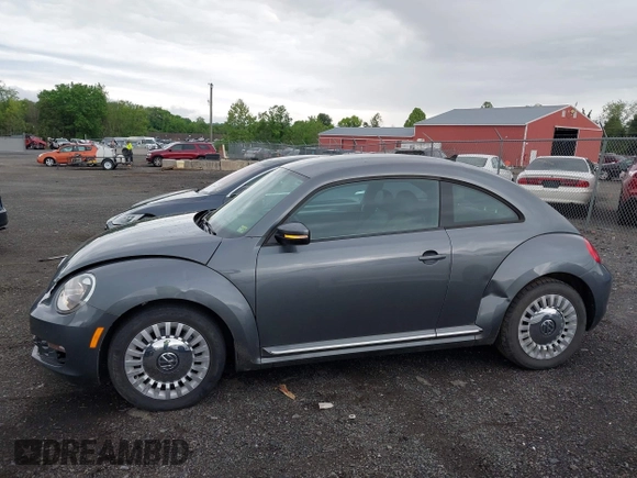 2014 Volkswagen Beetle 1.8T z VIN 3VWJ17AT4EM640278, wystawiony jako IAAI lot #42198194 z przebiegiem 136 096 mil mil oraz . Historia ofert i sprzedaży dostępna na DreamBid. Obrazek 14.