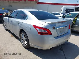 2011 Nissan Maxima SV z VIN 1N4AA5AP0BC822881, wystawiony jako IAAI lot #42394767 z przebiegiem 173 599 mil mil oraz . Historia ofert i sprzedaży dostępna na DreamBid. Obrazek 3.