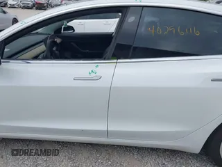 2019 Tesla Model 3 Mid Range z VIN 5YJ3E1EA5KF466517, wystawiony jako IAAI lot #40296116 z przebiegiem 66 509 mil mil oraz . Historia ofert i sprzedaży dostępna na DreamBid. Obrazek 15.