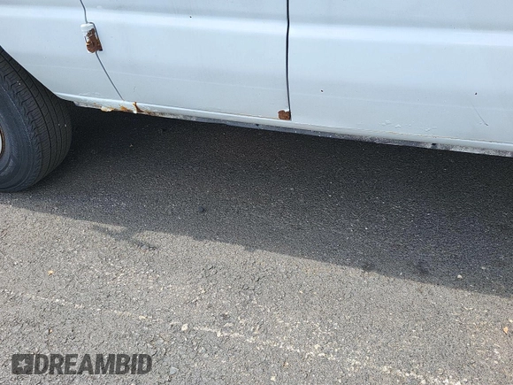 2011 Ford Econoline Cargo Commercial z VIN 1FTNE2EL2BDB32114, wystawiony jako IAAI lot #42774199 z przebiegiem 130 449 mil mil oraz . Historia ofert i sprzedaży dostępna na DreamBid. Obrazek 11.