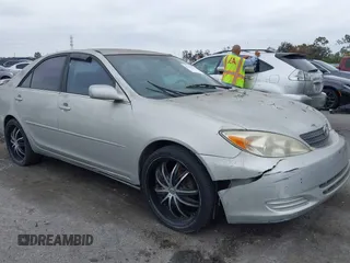 2002 Toyota Camry LE z VIN 4T1BE32K52U542020, wystawiony jako IAAI lot #42182466 z przebiegiem 220 294 mil mil oraz . Historia ofert i sprzedaży dostępna na DreamBid. Obrazek 1.