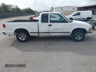 2000 Chevrolet S-10 LS with VIN 1GCCS19W7Y8289167, listed as a IAAI auction lot 41537625 with 224,481 mi miles. Bid and sale history available at carsss.com. Image 13.