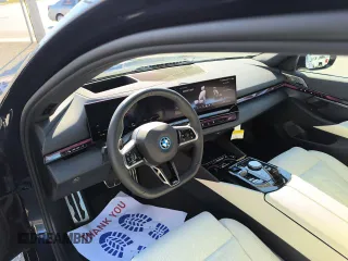 2024 BMW i5 eDrive40 z VIN WBY33FK03RCR31834, wystawiony jako Copart lot #76007834 z przebiegiem 60 mil mil oraz Szkody całkowita. Historia ofert i sprzedaży dostępna na DreamBid. Obrazek 9.