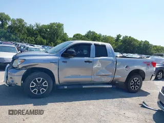 2012 Toyota Tundra z VIN 5TFRM5F19CX046642, wystawiony jako IAAI lot #40099944 z przebiegiem 141 137 mil mil oraz . Historia ofert i sprzedaży dostępna na DreamBid. Obrazek 14.