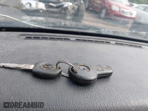 1998 Volkswagen GTI VR6 z VIN 3VWHD81H8WM222704, wystawiony jako IAAI lot #42525243 z przebiegiem Nie podano mil oraz . Historia ofert i sprzedaży dostępna na DreamBid. Obrazek 11.