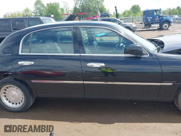 2001 Lincoln Town Car Executive z VIN 1LNHM81W21Y703011, wystawiony jako IAAI lot #42211369 z przebiegiem 188 000 mil mil oraz . Historia ofert i sprzedaży dostępna na DreamBid. Obrazek 14.