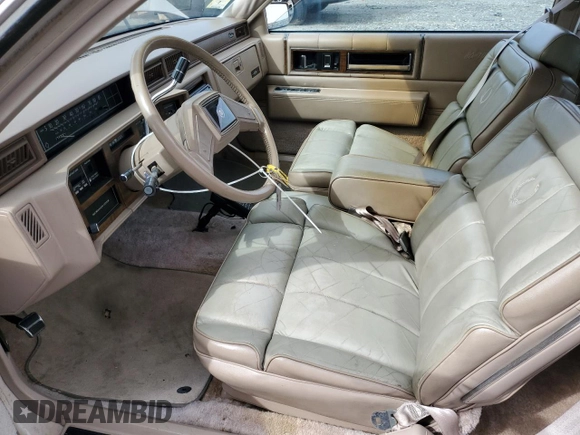 1988 Cadillac DeVille z VIN 1G6CD1153J4241498, wystawiony jako Copart lot #50236495 z przebiegiem 76 745 mil mil oraz Czysty tytuł • Clean title. Historia ofert i sprzedaży dostępna na DreamBid. Obrazek 7.
