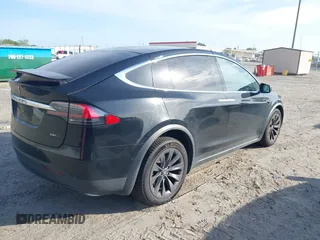 2017 Tesla Model X 90D z VIN 5YJXCAE29HF078571, wystawiony jako IAAI lot #42050041 z przebiegiem 216 874 mil mil oraz . Historia ofert i sprzedaży dostępna na DreamBid. Obrazek 4.