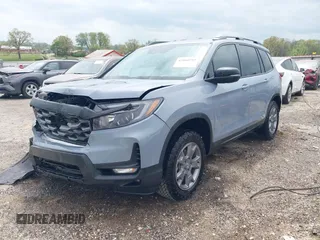 2025 Honda Passport TrailSport z VIN 5FNYF8H69SB012063, wystawiony jako IAAI lot #42060797 z przebiegiem 6078 mil mil oraz . Historia ofert i sprzedaży dostępna na DreamBid. Obrazek 2.