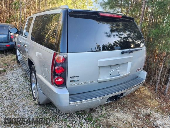 2011 GMC Yukon XL Denali with VIN 1GKS2MEF0BR102845, listed as a IAAI auction lot 41886377 with 210,991 mi miles. Bid and sale history available at carsss.com. Image 3.