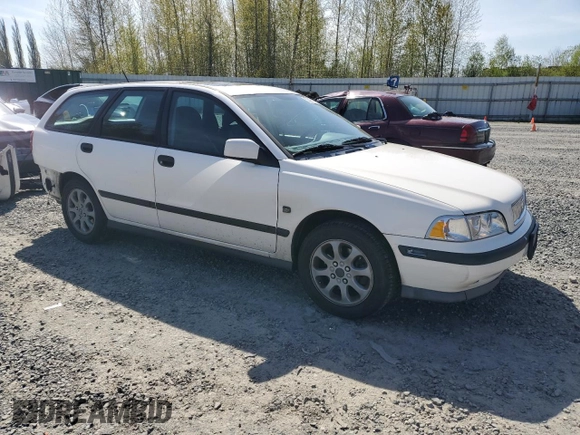2000 Volvo V40 z VIN YV1VW2552YF568371, wystawiony jako Copart lot #53491375 z przebiegiem 66 631 mil mil oraz Szkody całkowita. Historia ofert i sprzedaży dostępna na DreamBid. Obrazek 4.